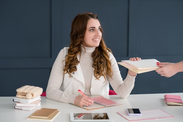 smm business. jovem mulher de sucesso trabalhando em um escritório