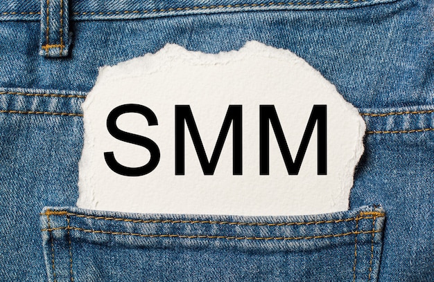 Smm no fundo de papel rasgado no conceito de negócios e finanças de jeans