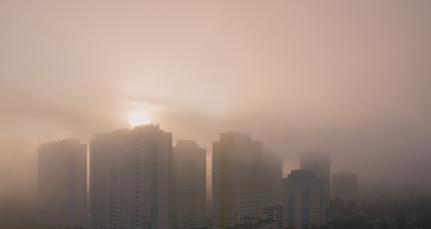 smog en la ciudad urbana.