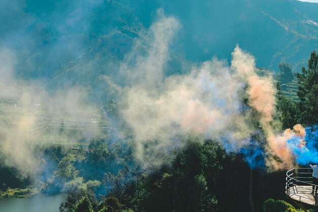 Smog colorido con naranja y azul con fondo de naturaleza