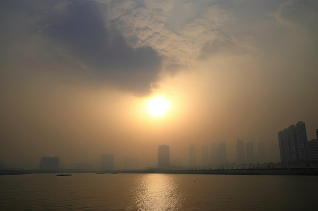 Smog fazendo com que o sol seja obscurecido pela neblina no céu