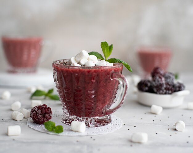 Smoothie aus gefrorenen Brombeeren, Minze und Chiasamen