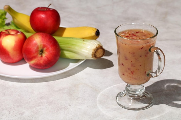 Smoothie aus roher Apfelbanane und dickem Vitamingetränk aus Sellerie