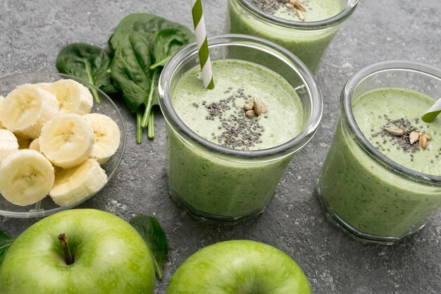 Smoothie aus Spinat und grünem Apfel