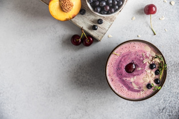 Smoothie Bowl mit Heidelbeer-Mandel mit Beeren und Früchten