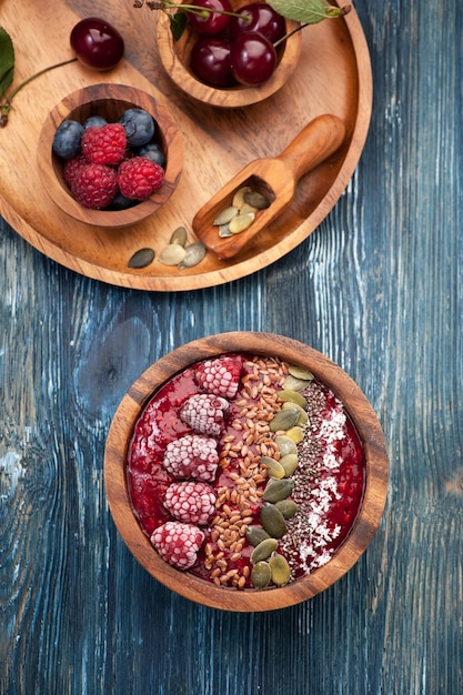 Smoothie Bowl mit Himbeeren, Chiasamen, Kürbis und Leinsamen