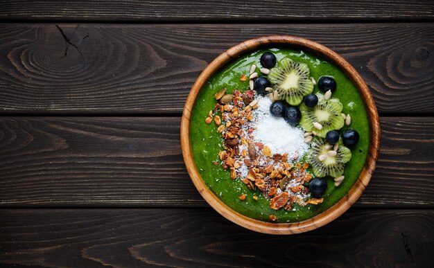 Smoothie Bowls gesunde Frühstücksschüssel mit Chiasamen Müsli Beeren Früchten und Kokosflocken