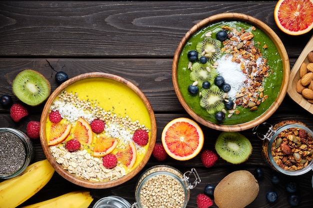 Smoothie Bowls gesunde Frühstücksschüssel mit Chiasamen Müsli Beeren Früchten und Kokosflocken