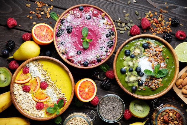 Smoothie Bowls gesunde Frühstücksschüssel mit Chiasamen Müsli Beeren Früchten und Kokosflocken