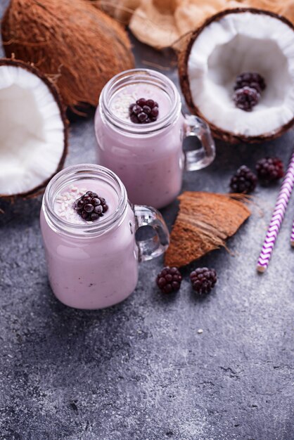 Smoothie com amoras e leite de coco