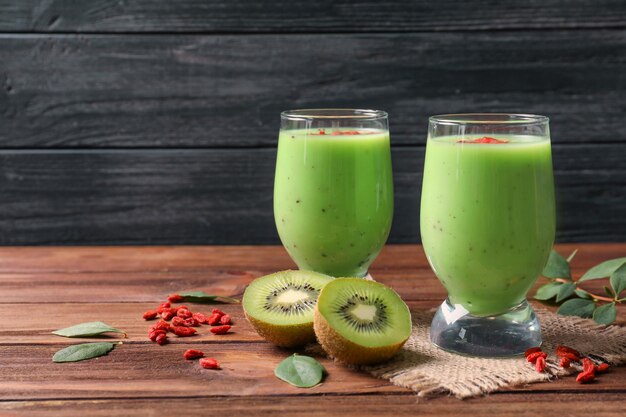 Smoothie com bagas de goji em copos na mesa