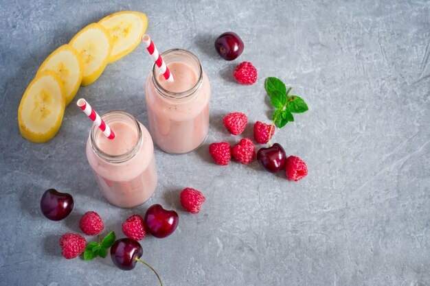 Smoothie com banana, framboesa e cereja.