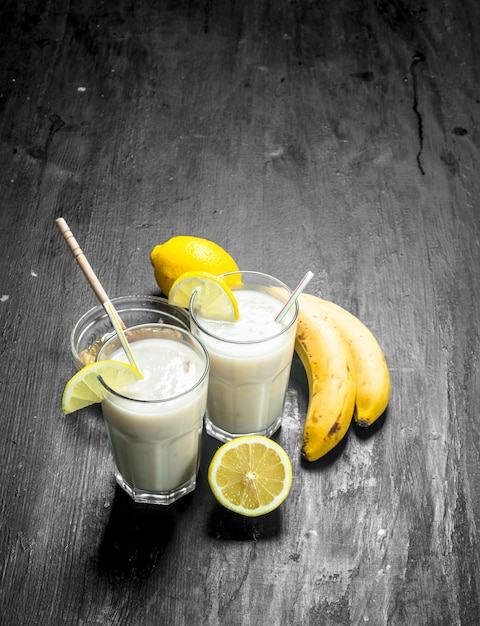 Smoothie com banana, limão e leite