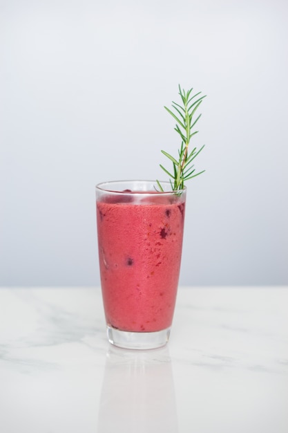 Smoothie com berry, groselha preta e groselha no copo