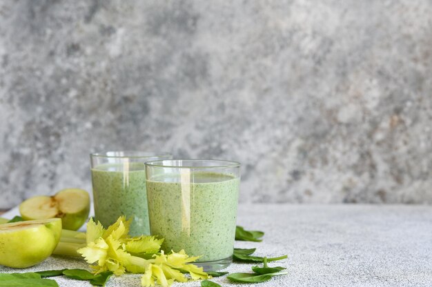 Smoothie com espinafre e maçã em um fundo de concreto. Bebida desintoxicante. A dieta ceto.