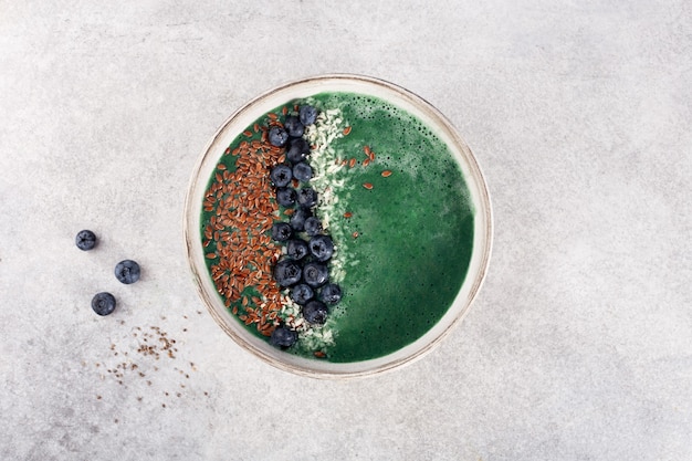 smoothie com espirulina e banana em uma tigela