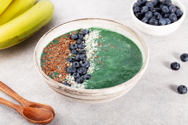 smoothie com espirulina e banana em uma tigela