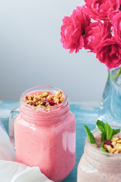 Smoothie com granola no café da manhã saudável. Foco seletivo