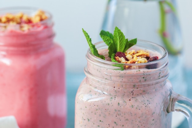 Smoothie com granola no café da manhã saudável. Foco seletivo