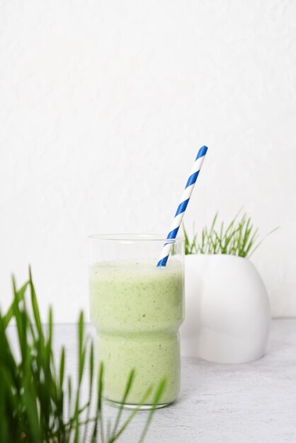 Smoothie com microgreen e brotos de aveia microgreen germinados Conceito de comida saudável