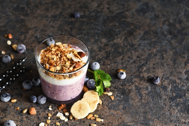 Smoothie com mirtilos, iogurte e granola. Menu de desintoxicação. Dieta.