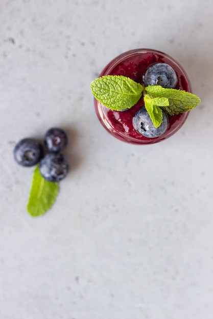 Smoothie de amora deliciosa com frutas frescas e hortelã em potes de vidro. Bebida saudável de verão.