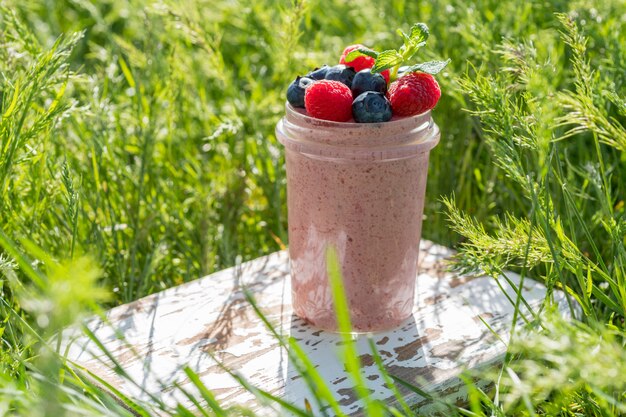 Smoothie de aveia durante a noite com framboesas e blueberies