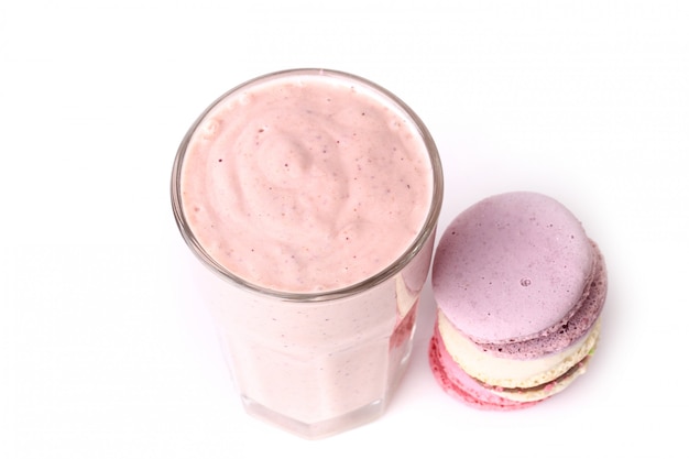 Smoothie de baga e biscoito em um café da manhã iogurte de fundo branco