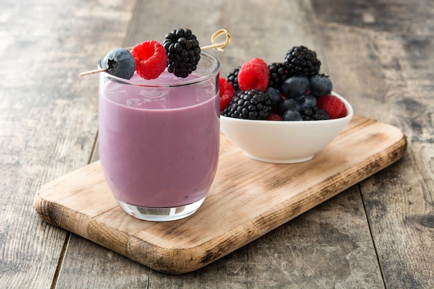 Smoothie de baga saudável em vidro na mesa de madeira