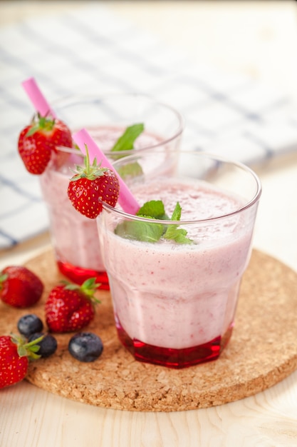 Smoothie de baga saudável em vidro