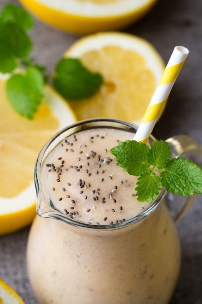 Smoothie de banana com sementes de chia e folhas de hortelã