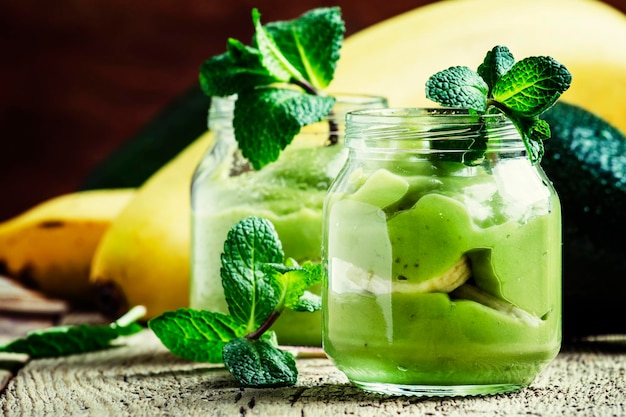 Smoothie de banana e abacate em pequenos frascos foco seletivo