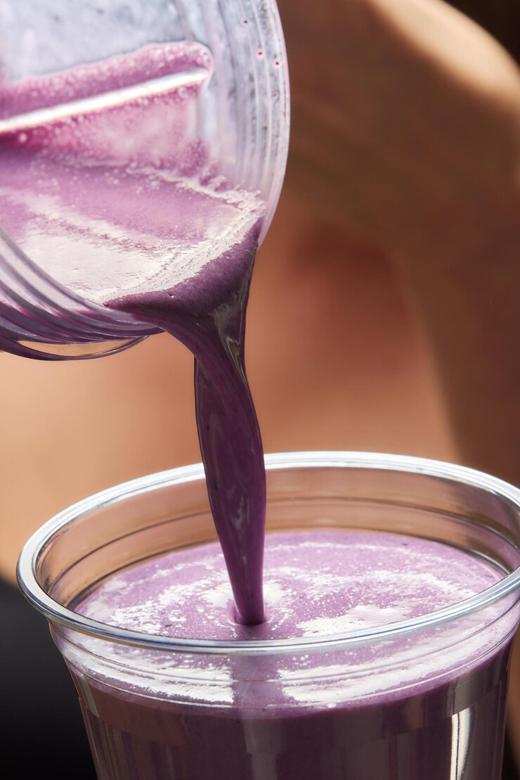 Foto smoothie de banana e framboesa no liquidificador