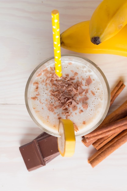 Foto smoothie de banana fresca ou batido