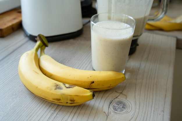 Foto smoothie de banana vegana na cozinha na mesa