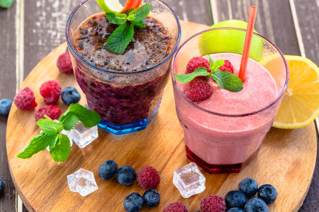 Smoothie de berry com hortelã, mirtilo e framboesa