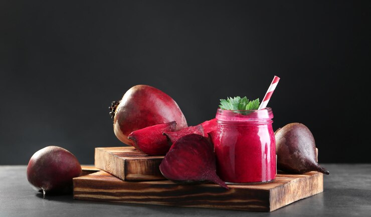 Foto smoothie de beterraba e legumes frescos em fundo preto