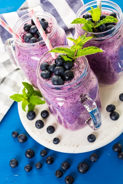 Smoothie de blueberrie feito com mirtilos orgânicos frescos e iogurte natural.