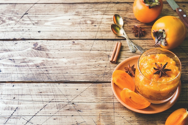 Smoothie de caqui com estrelas de canela e anis, espaço de cópia de mesa de madeira