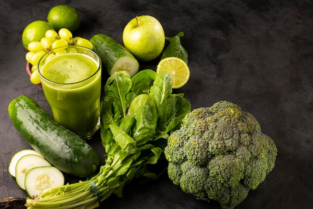 Smoothie de desintoxicação saudável com pepino, brócolis, maçã verde, couve e uvas verdes, bebida de desintoxicação