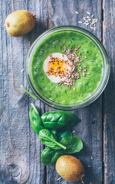 Smoothie de desintoxicação verde espinafre kiwi sementes de chia e ovo de codorniz