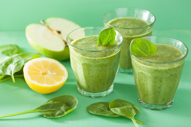 Smoothie de espinafre verde saudável com maçã e limão