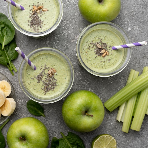 Smoothie de espinafre verde saudável em frascos de vidro