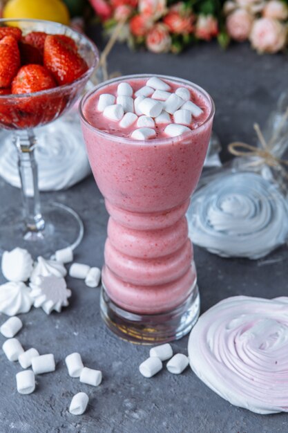 Smoothie de framboesa com marshmallows coloridos e frutas. smoothie de verão berry refrescante. batido com marshmallows e doces de caramelo