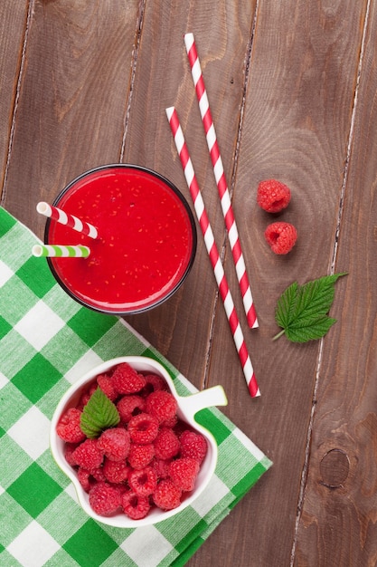 Smoothie de framboesa e frutas na tigela