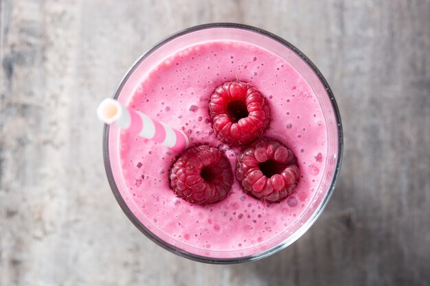 Smoothie de framboesa na mesa de madeira, vista superior