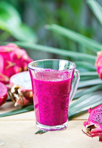 Smoothie de fruta do dragão roxo por ingrediente fresco