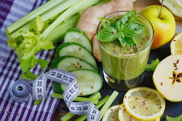 Smoothie de frutas e vegetais na superfície de madeira