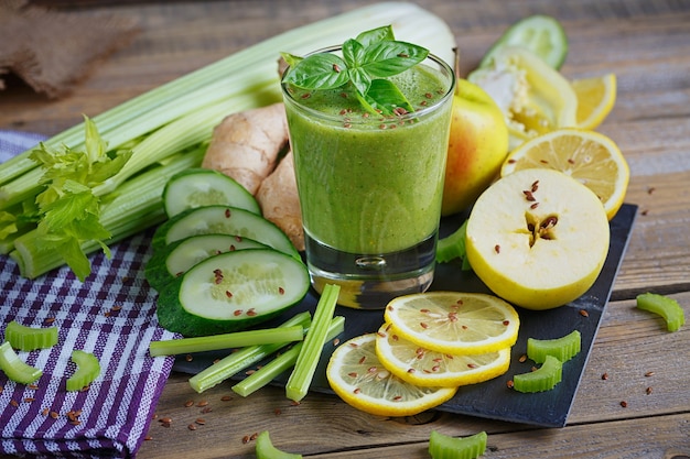 Smoothie de frutas e vegetais na superfície de madeira