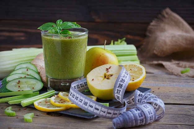 Smoothie de frutas e vegetais na superfície de madeira